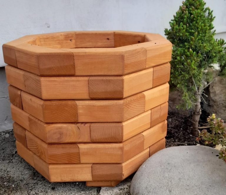 Drewniane donice jako sposób na stworzenie ogrodu marzeń na balkonie lub tarasie